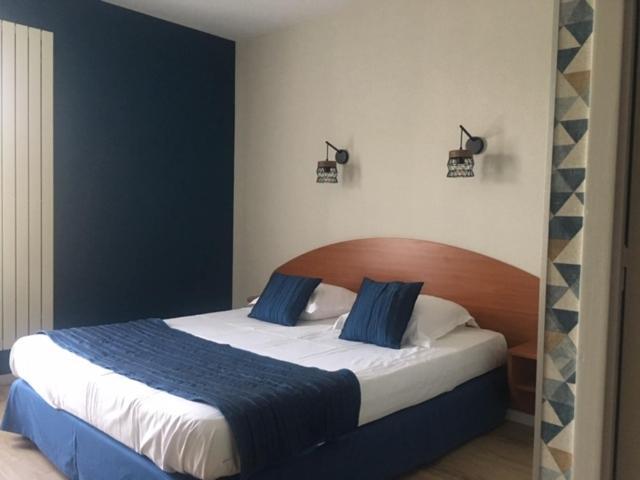 Logis Hotel Les 3 Marchands เบรสซุยร์ ภายนอก รูปภาพ